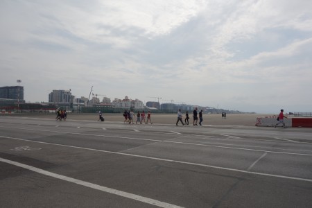 les piétons traversent la piste d'aterrissage Gibraltar